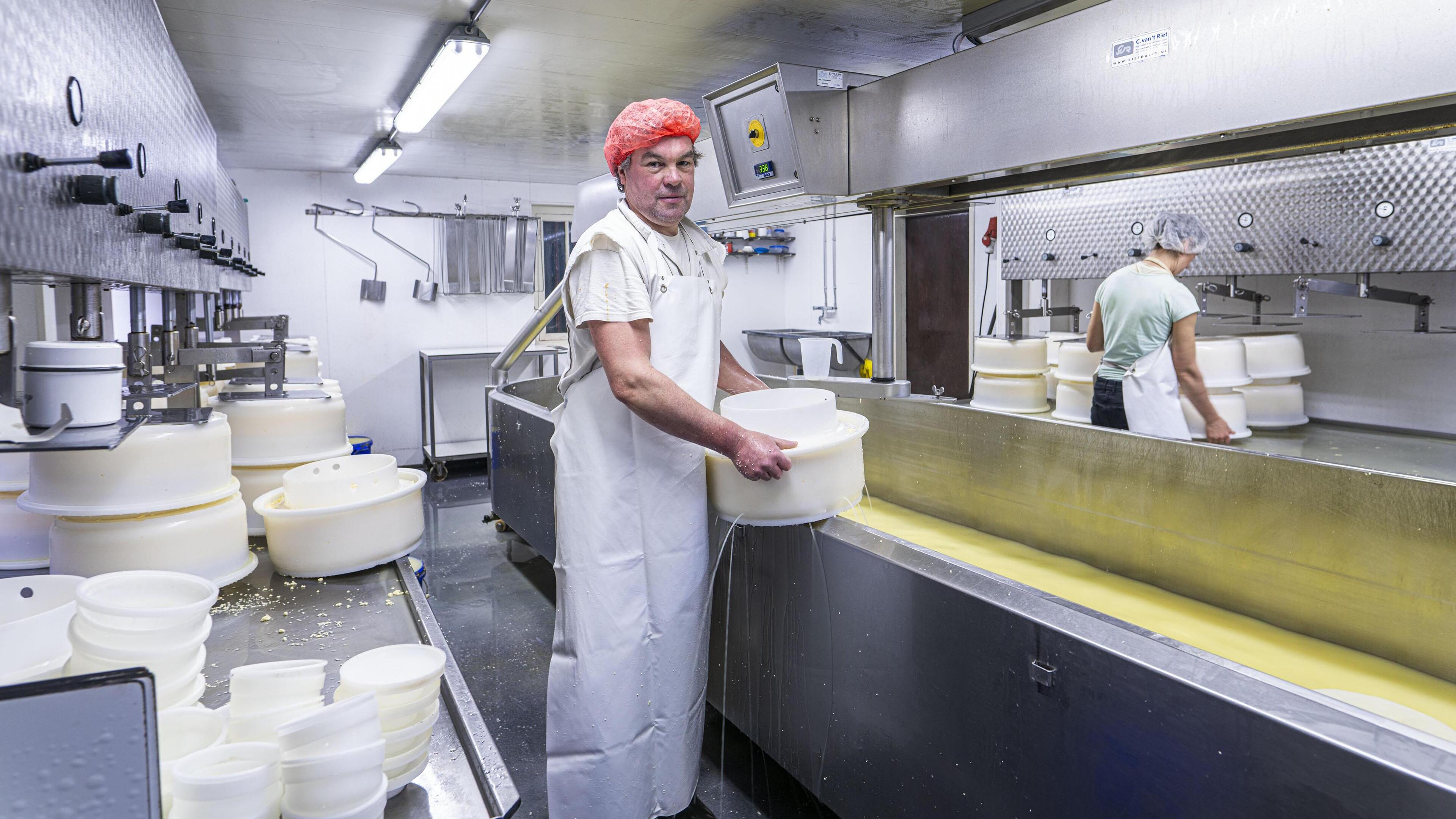 Kaasboer Thijs Mooren uit Hoogmade kijkt je aan bij iedere AH
